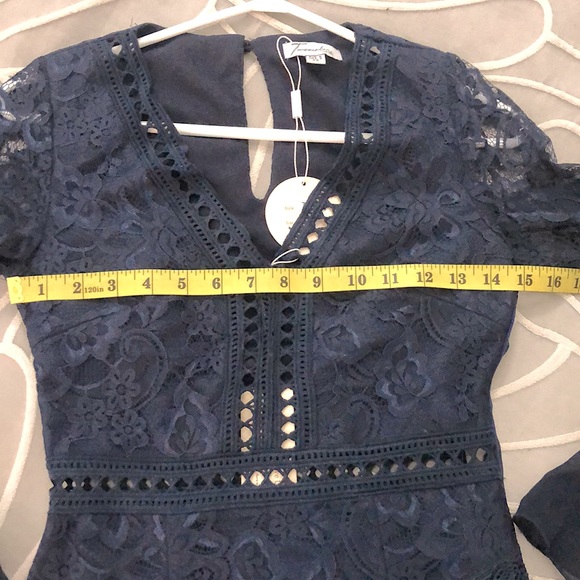 Lace dress - Picture 4 of 6